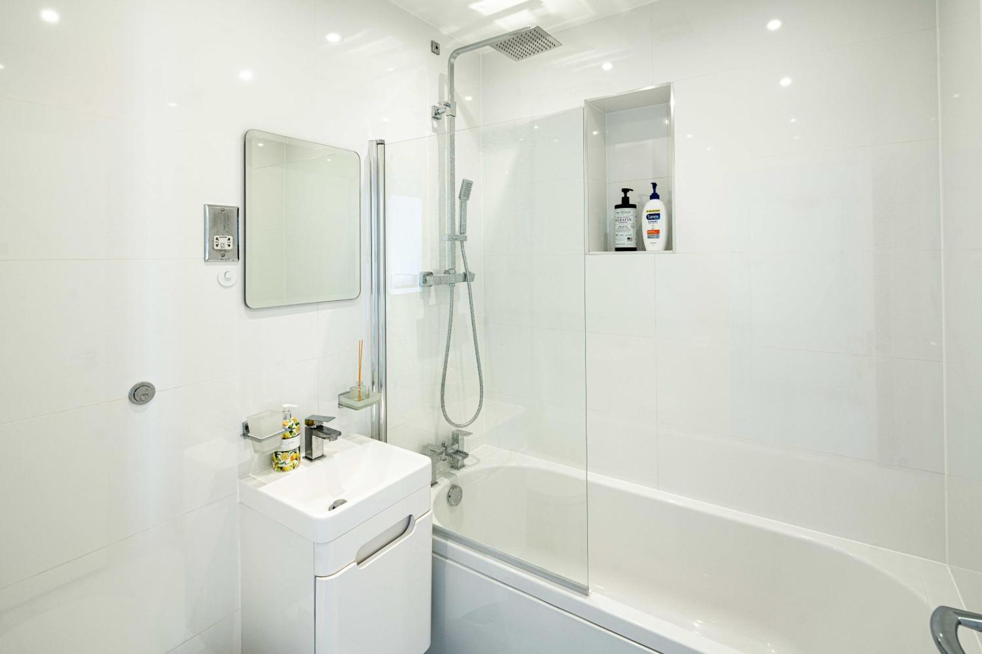 Charming Newly Refurb 2-bed 2-bath Entire With Ac Near Hyde Park, Paddington, Nottinghill And Kensington In Zone 1 Apartment *